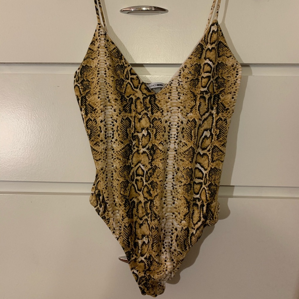 NEVER WORN Fashion Nova Snake Print Bodysuit